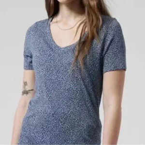Athleta Chrome Blue Cheetah Breezy Scoop V-Neck Athleisure Tee Shirt SZ L #2135